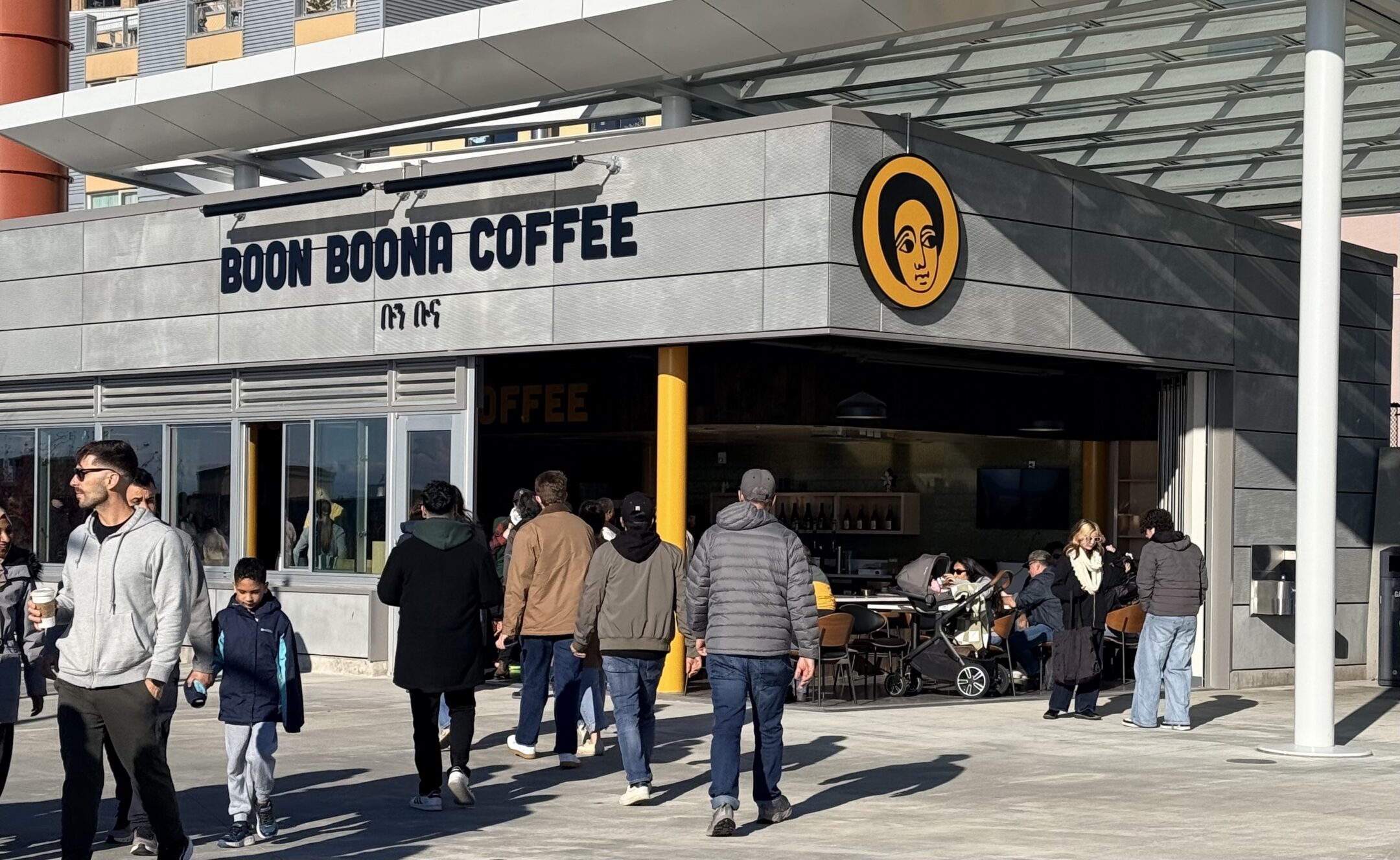 Visitors strolling near Boon Boona Coffee at Overlook Walk. Photo by Kaily Serralta.